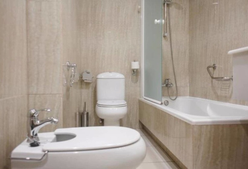 اتاق استاندارد سه نفره, Restaurante Emilio