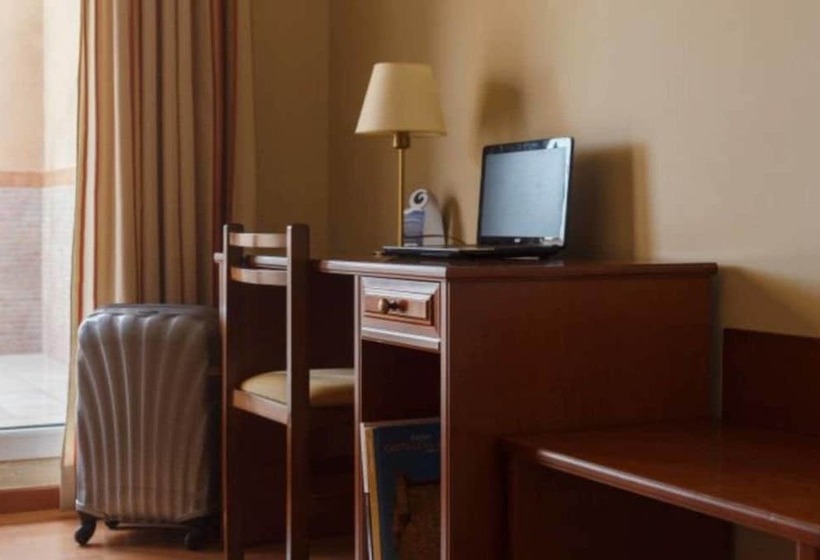 اتاق استاندارد سه نفره, Restaurante Emilio