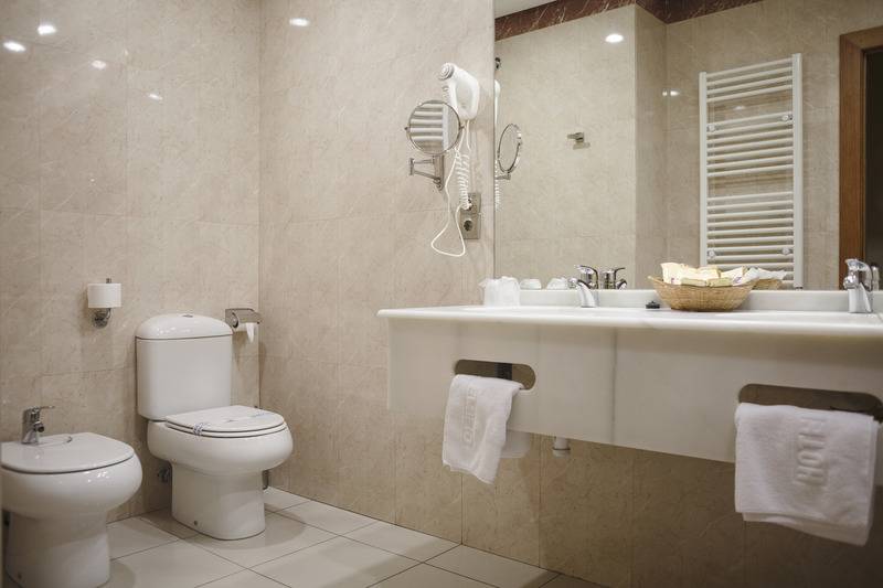 اتاق استاندارد سه نفره, Restaurante Emilio