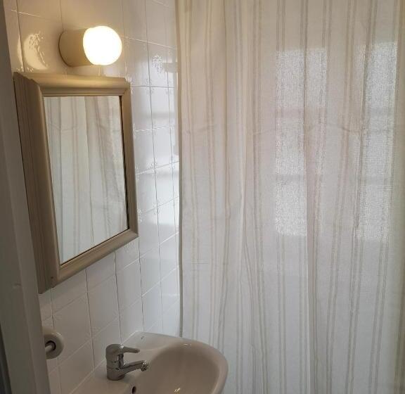 غرفة قياسية, Román