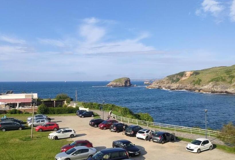 غرفة قياسية مطلّة علي البحر, Román