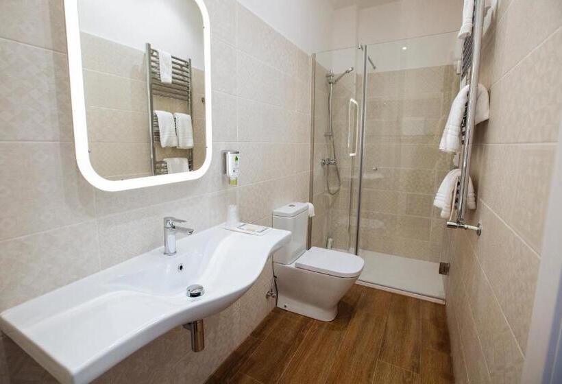 이코노미 룸, Santa Cruz