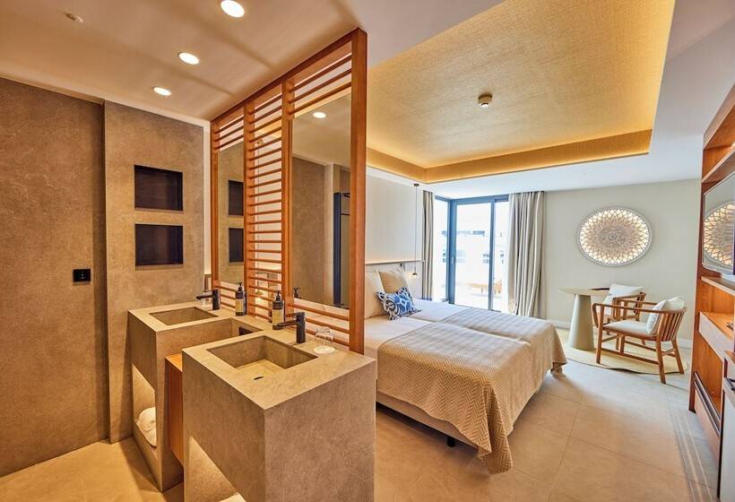 سوییت جونیور با چشم‌انداز جانبی دریا, Universal Grand Leon & Spa