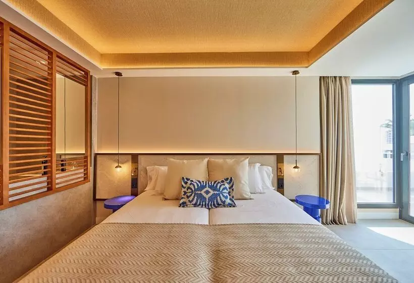 سوییت جونیور با چشمانداز جانبی دریا, Universal Grand Leon & Spa