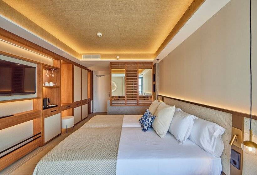 סוויטת ג'וניור צדדית נוף לים, Universal Grand Leon & Spa