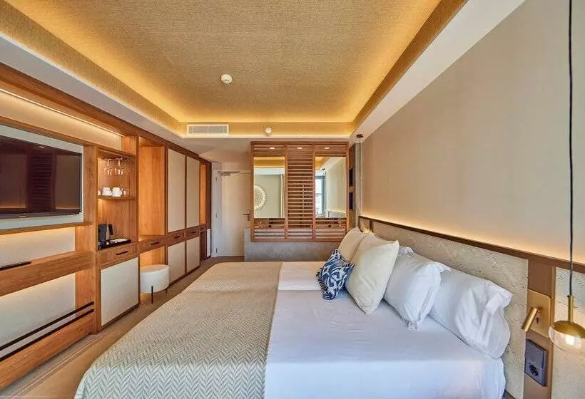 سوییت جونیور با چشمانداز جانبی دریا, Universal Grand Leon & Spa