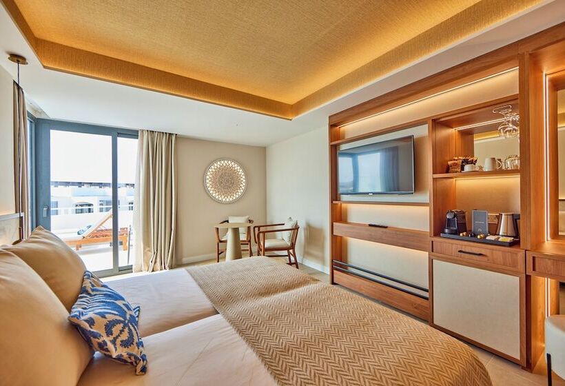 سوییت جونیور با چشم‌انداز جانبی دریا, Universal Grand Leon & Spa