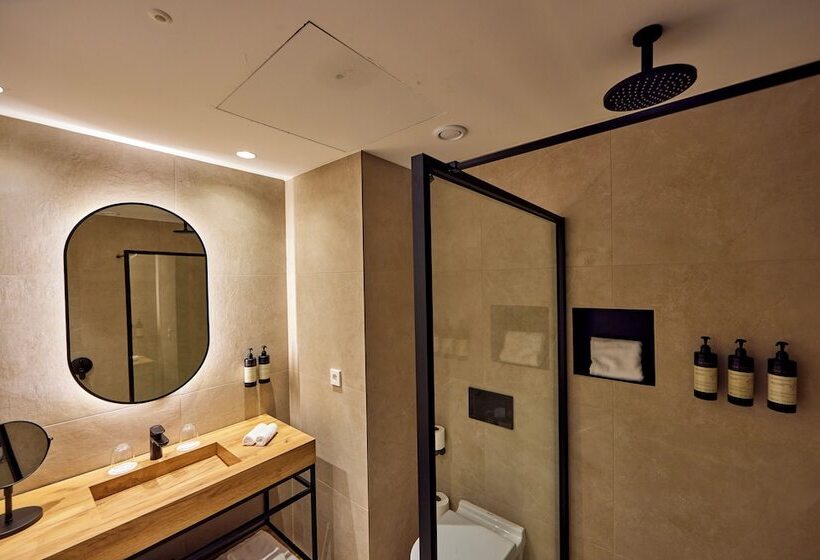 اتاق استاندارد یک نفره, Universal Grand Leon & Spa