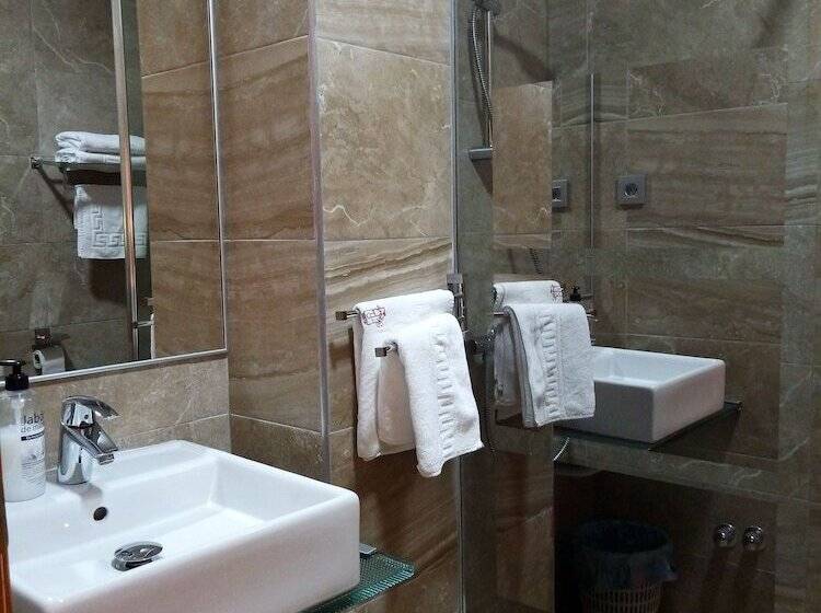 带观景的标准间, Yeste