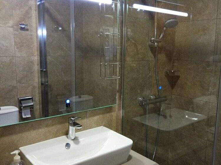 标准三人间, Yeste