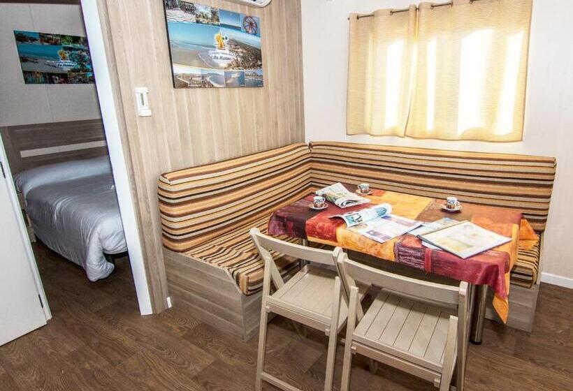 بنجلو قياسى, La Marina Resort