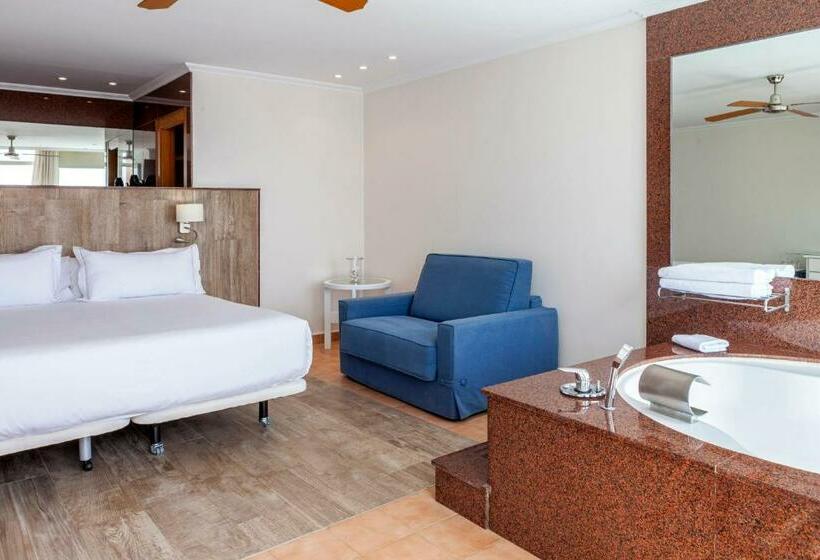 套房配有游泳池, Playasol