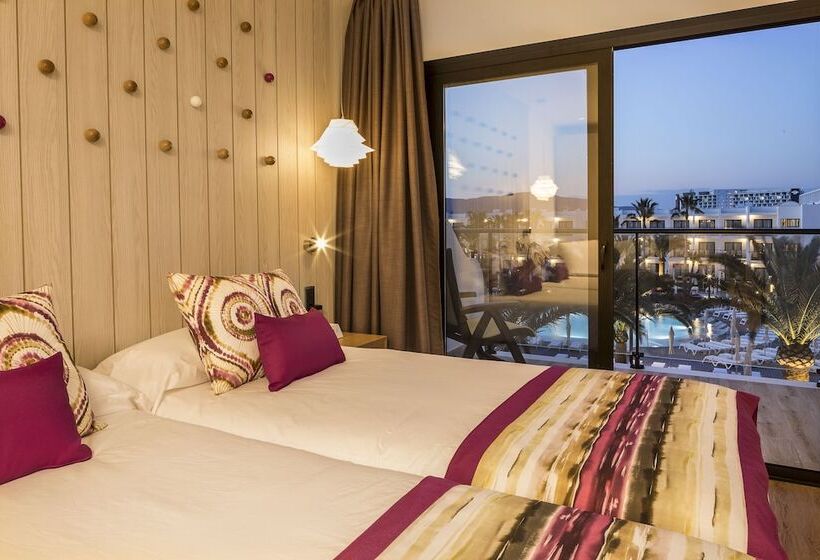 Quarto Estandar Comunicado, Grand Palladium White Island Resort & Spa