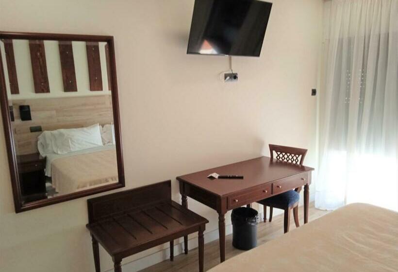 غرفة قياسية مزوَّدة بتراس, 153