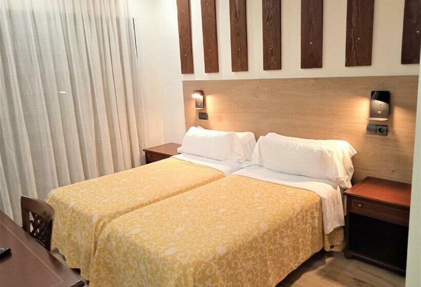 غرفة قياسية مزوَّدة بتراس, 153