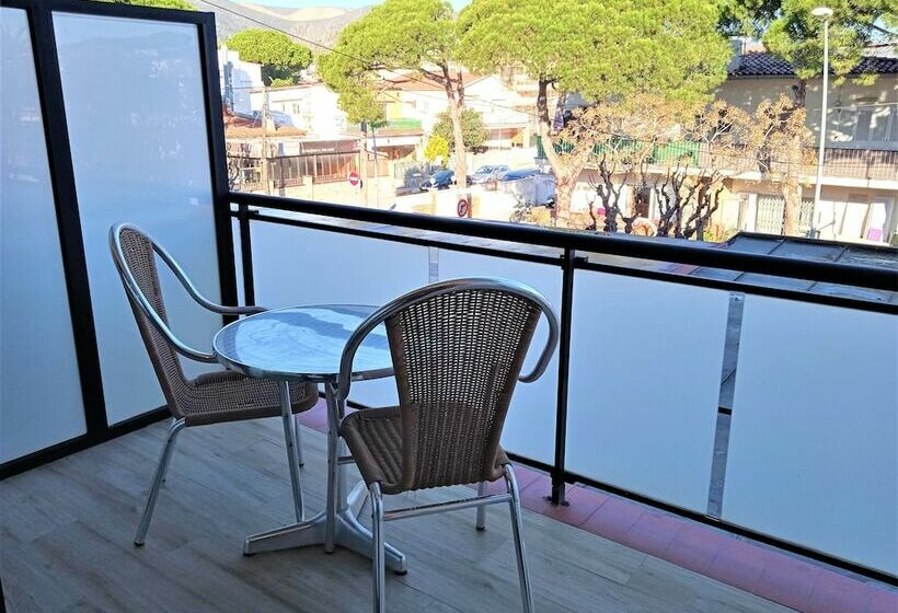 غرفة قياسية مزوَّدة بتراس, 153