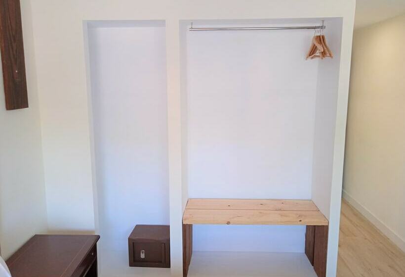 غرفة قياسية مزوَّدة بتراس, 153