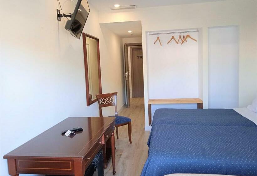 غرفة قياسية ثلاثية مزودة بتراس, 153