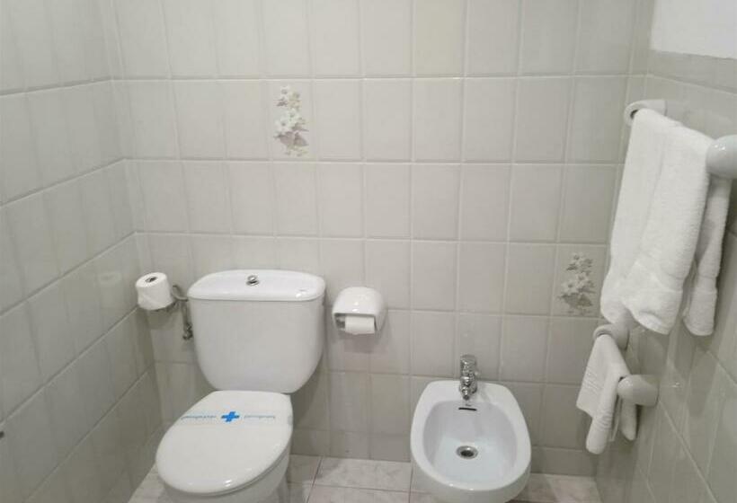 غرفة قياسية ثلاثية مزودة بتراس, 153