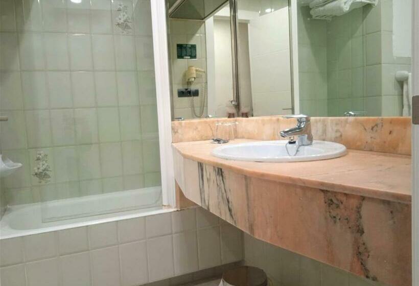 غرفة قياسية ثلاثية مزودة بتراس, 153