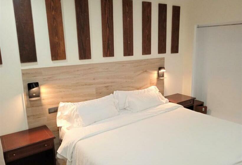 غرفة قياسية رباعية مزودة بشُرفة, 153