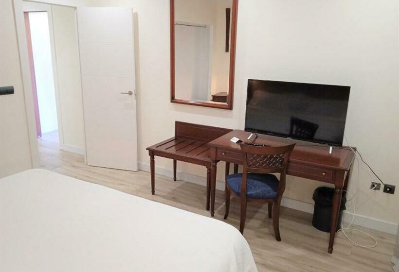 غرفة قياسية رباعية مزودة بشُرفة, 153