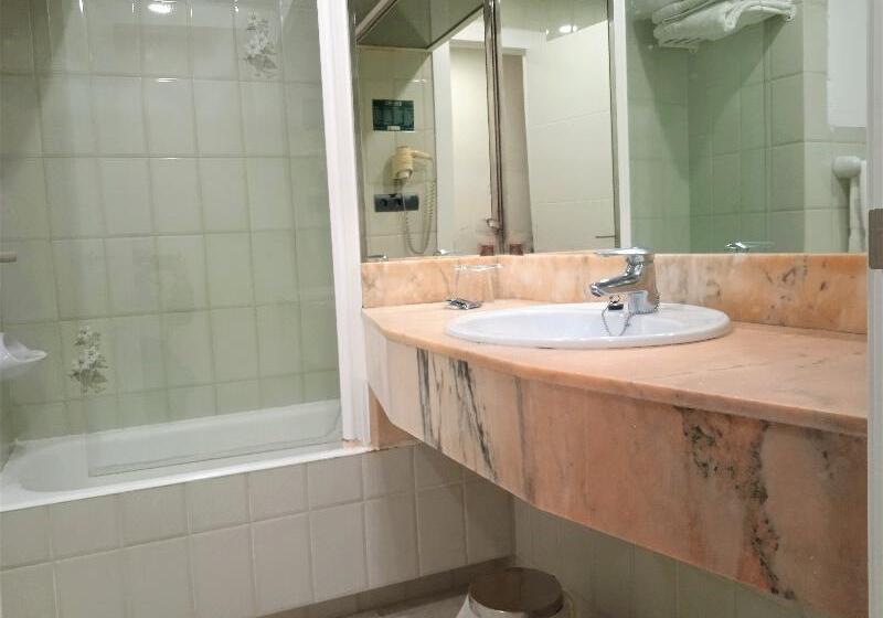 غرفة قياسية ثلاثية مزودة بتراس, 153