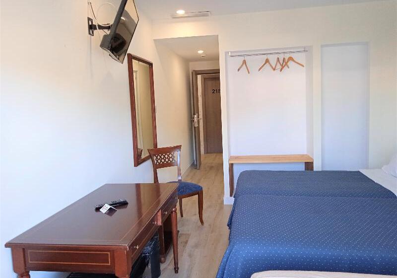 غرفة قياسية ثلاثية مزودة بتراس, 153