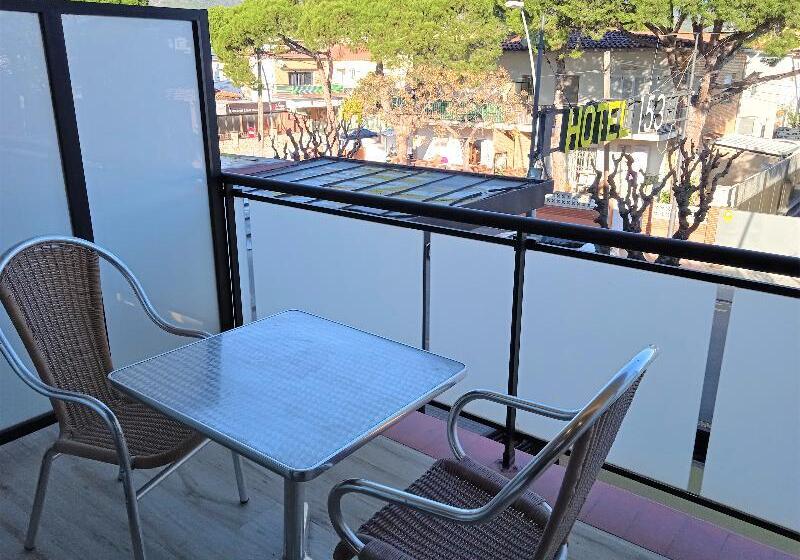 غرفة قياسية ثلاثية مزودة بتراس, 153