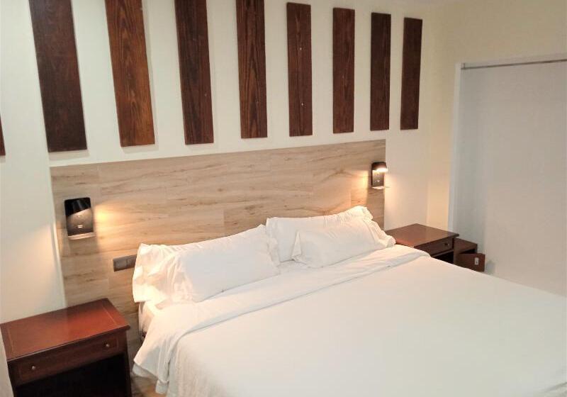 غرفة قياسية رباعية مزودة بشُرفة, 153