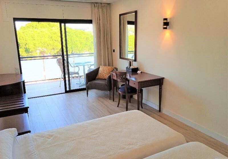 غرفة قياسية رباعية مزودة بشُرفة, 153