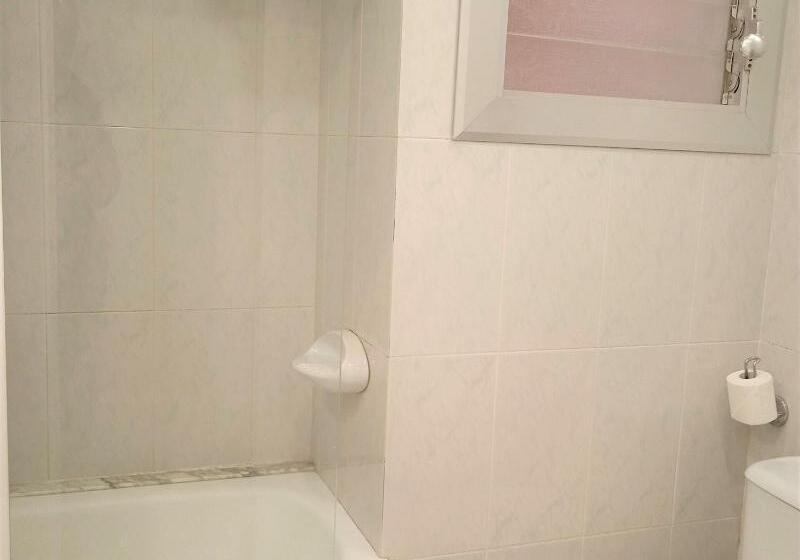 اتاق استاندارد چهارنفره با بالکن, 153