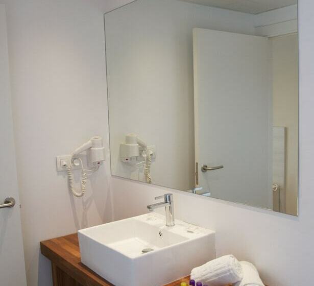 标准三人间, ALEGRIA Maripins