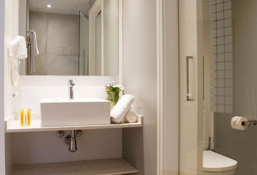 带泳池的标准三人间, ALEGRIA Maripins