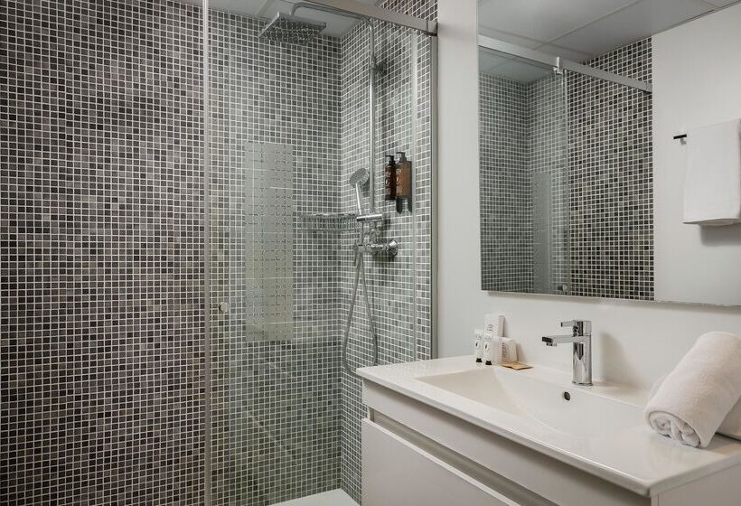 带泳池的标准三人间, ALEGRIA Maripins