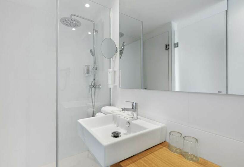 חדר משפחתי, Alua Boccaccio