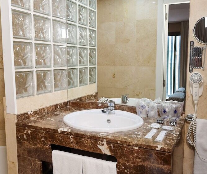 غرفة قياسية ثلاثية, Benetusser