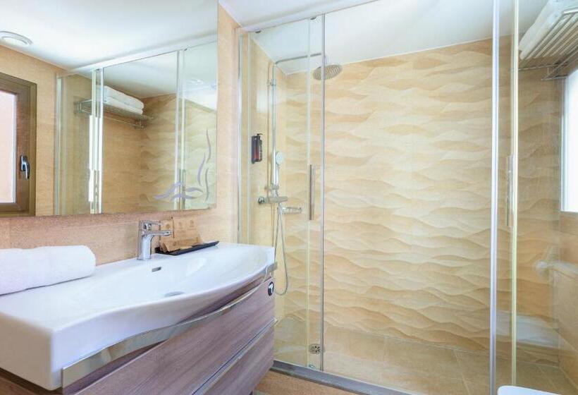 اتاق استاندارد چهار تخته, Gotico