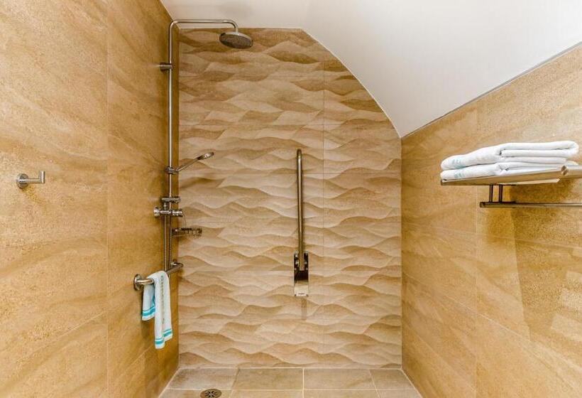 اتاق استاندارد چهار تخته, Gotico