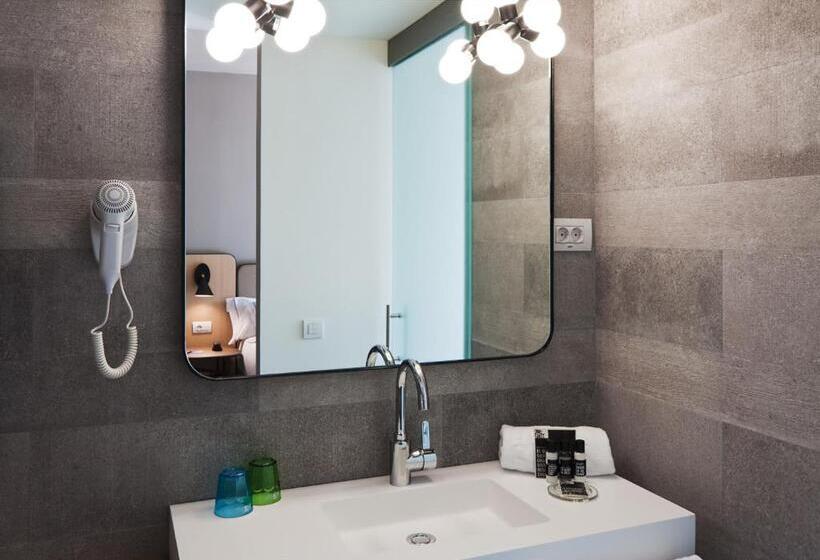 غرفة قياسية مزوَّدة بشُرفة, One Shot Colon 46