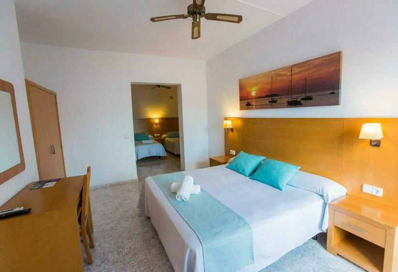 غرفة قياسية رباعية مزودة بشُرفة, Tagomago