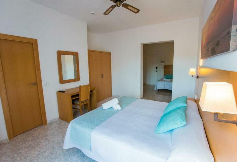 غرفة قياسية رباعية مزودة بشُرفة, Tagomago