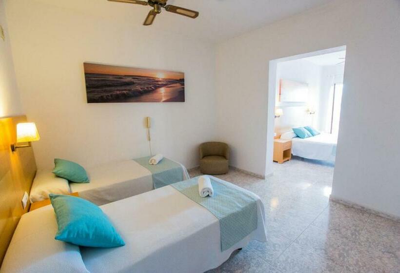 غرفة قياسية رباعية مزودة بشُرفة, Tagomago