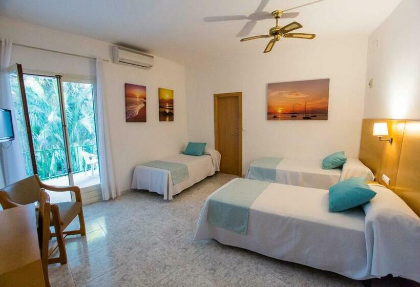 غرفة قياسية ثلاثية مزودة بشرفة, Tagomago