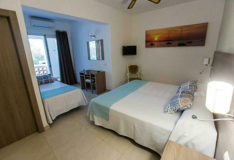 غرفة قياسية ثلاثية مزودة بشرفة, Tagomago