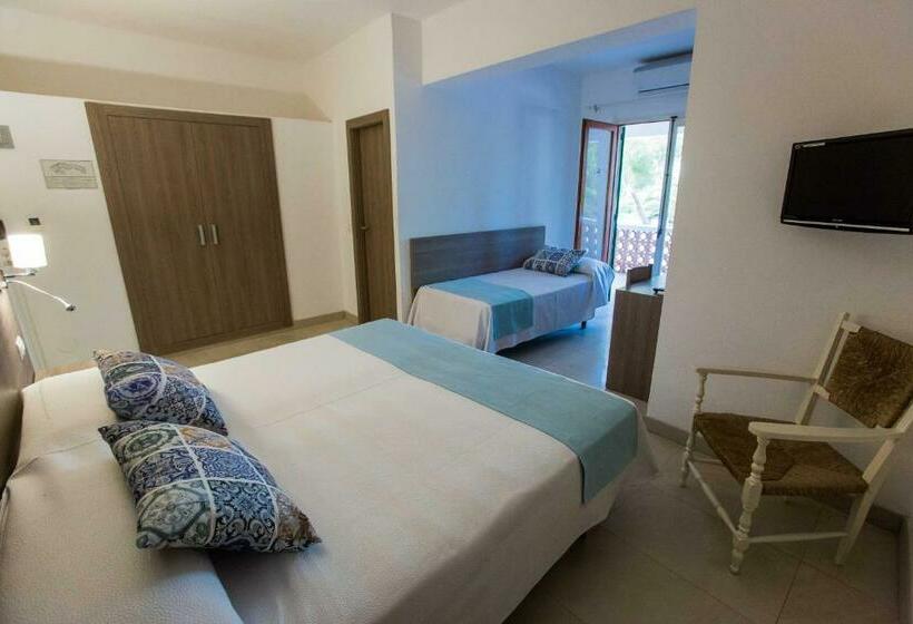 غرفة قياسية ثلاثية مزودة بشرفة, Tagomago