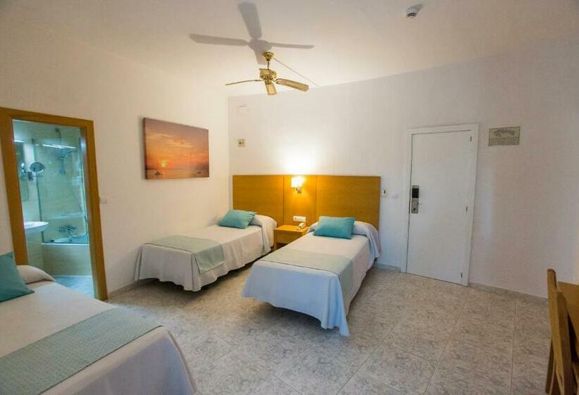 غرفة قياسية ثلاثية مزودة بشرفة, Tagomago