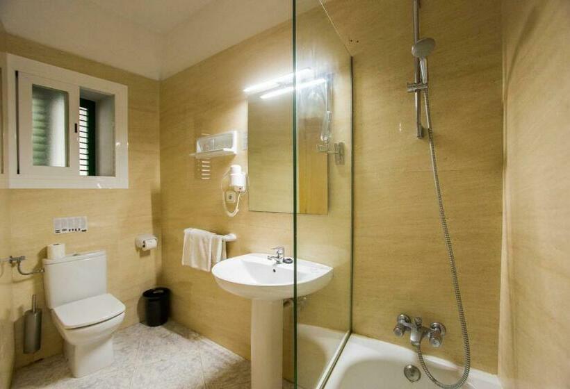 غرفة قياسية ثلاثية مزودة بشرفة, Tagomago