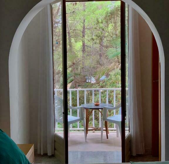 غرفة قياسية مزوَّدة بشُرفة, Tagomago