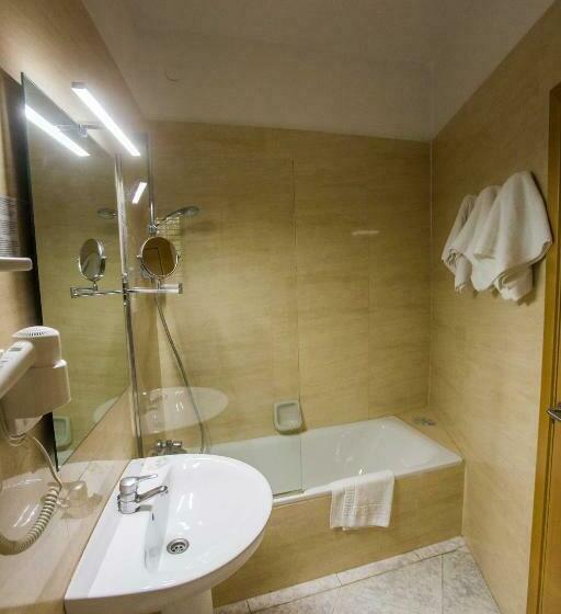 غرفة قياسية مزوَّدة بشُرفة, Tagomago